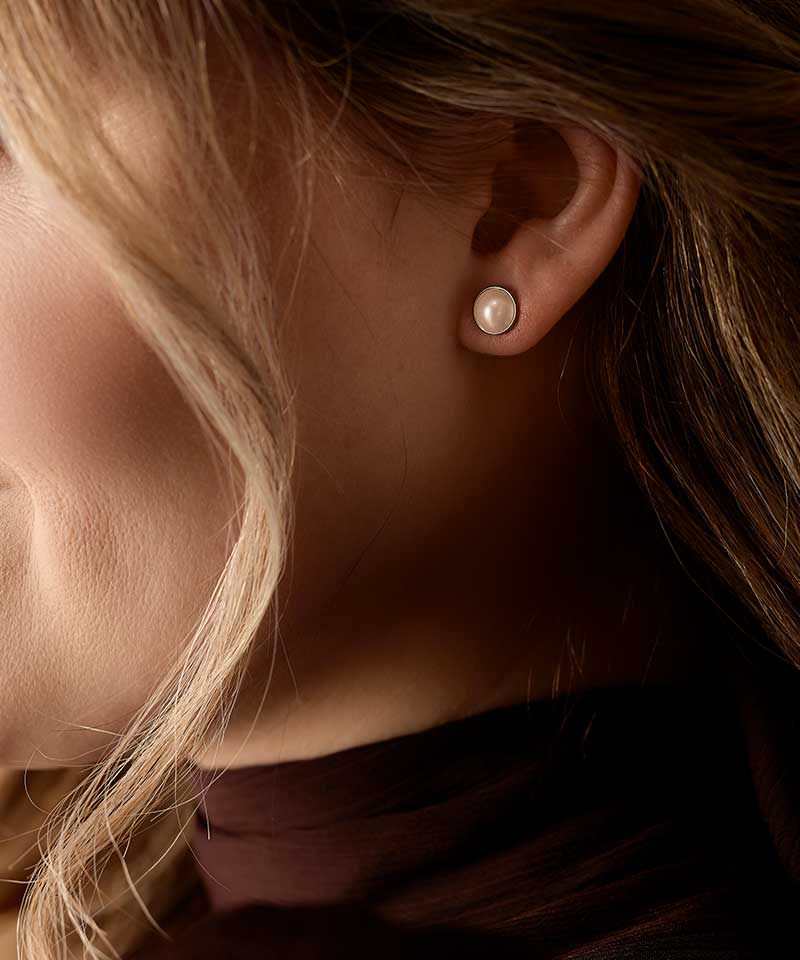 Blomdahl Titan-Ohrstecker goldfarben mit Perle – 8 mm