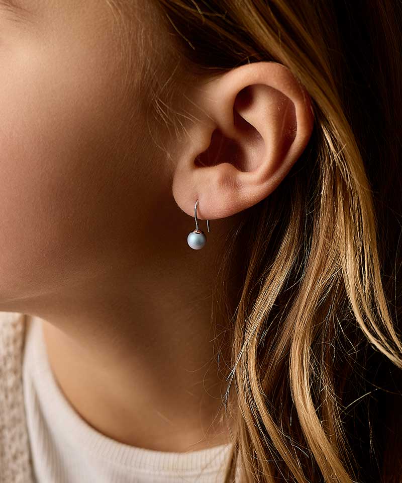 Blomdahl Titanium Pearl Rainbow Shimmer Dangle Earrings - 6 mm.