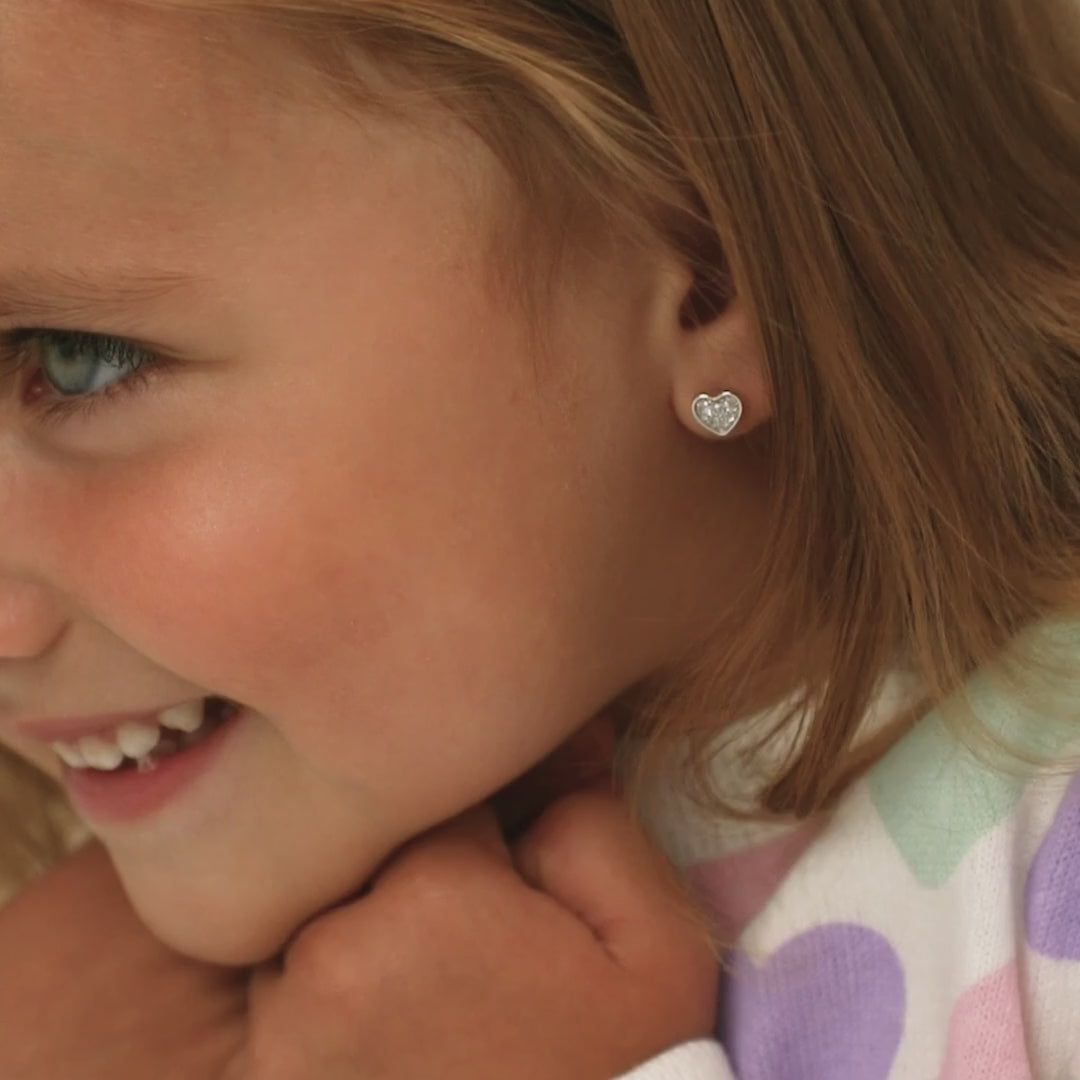 Zilveren kinderoorbellen hartjes zirconia | schroefsluiting