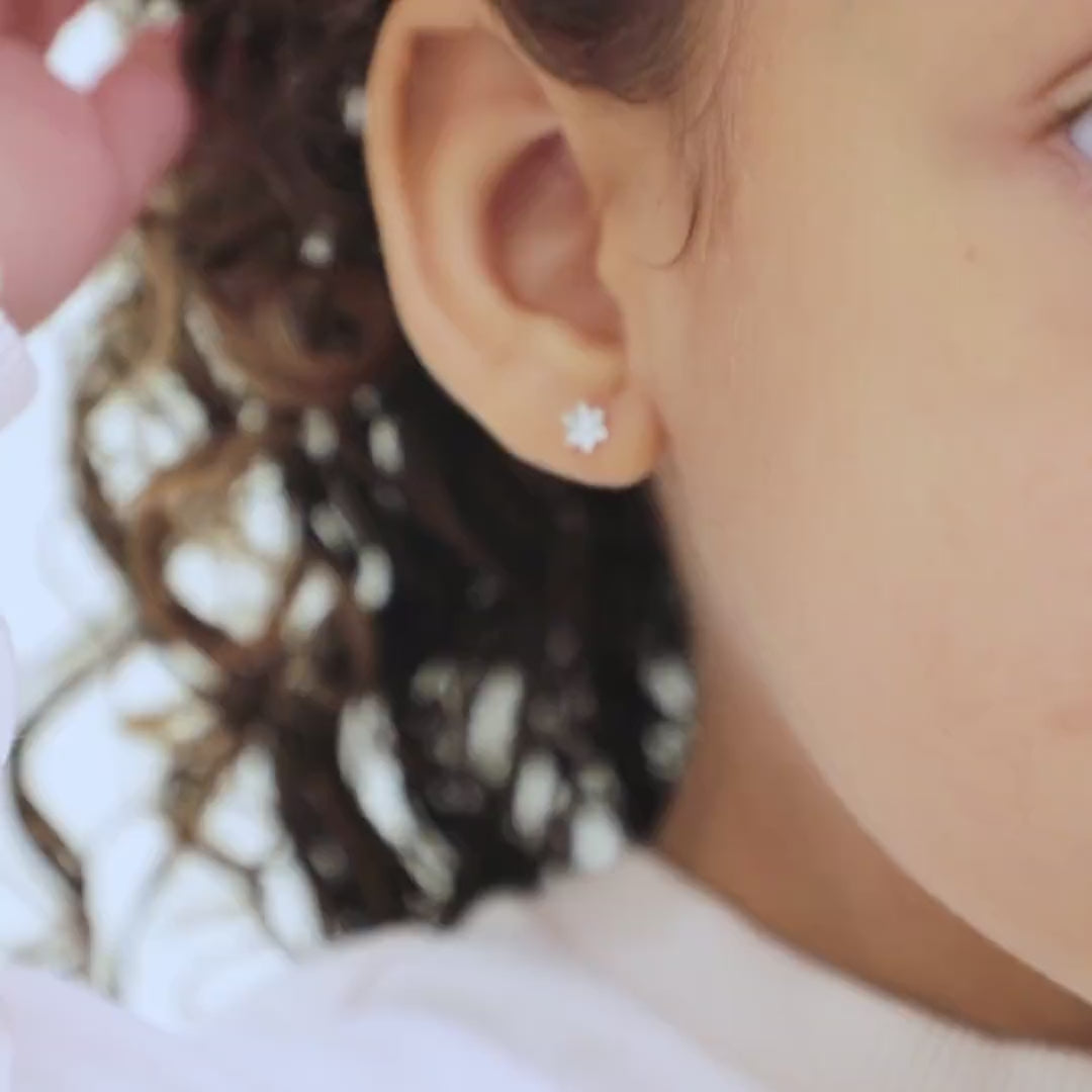 Zilveren kinderoorbellen klein bloemetje | schroefsluiting