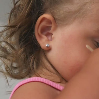 Silberne Kinderohrringe, rund mit einem herzförmigen Zirkonia | Schraubverschluss