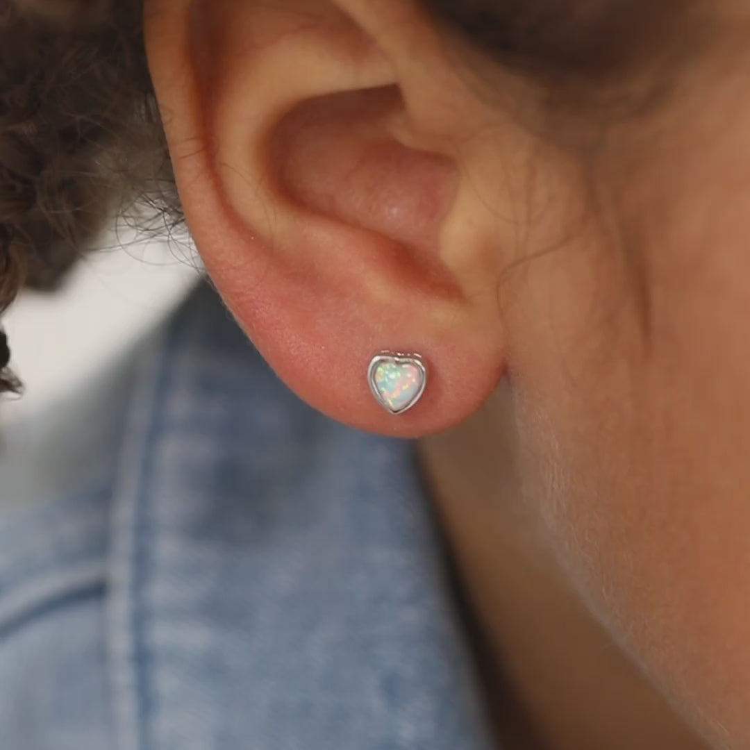 Zilveren kinderoorbellen hartjes opaal look | schroefsluiting