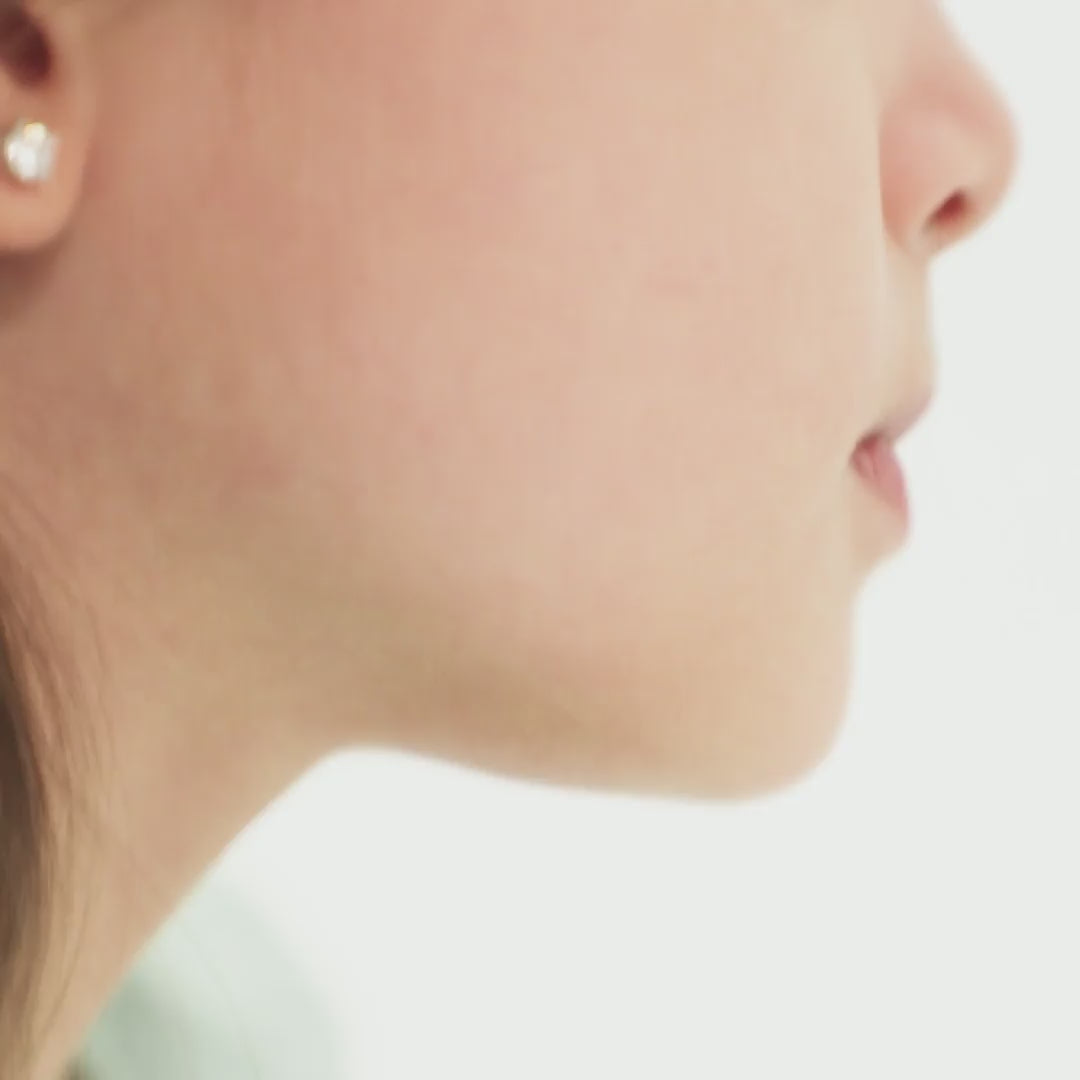 Silberne Kinderohrstecker mit 4 mm Zirkonia | Schraubverschluss