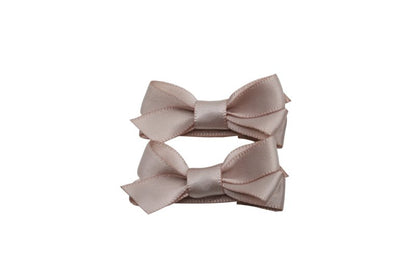 Setje kleine alligator haarspeldjes met strikje satijn vanille - Staartjes en Strikjes