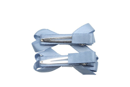 Setje mini alligator haarspeldjes met strikje - zacht blauw satijn - Staartjes en Strikjes