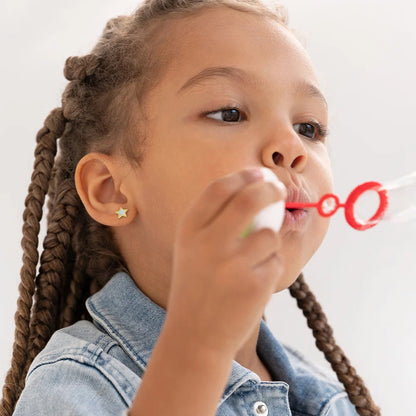 Vergoldete Kinderohrringe aus Sterlingsilber mit Sternchen in Opal-Optik | Schraubverschluss