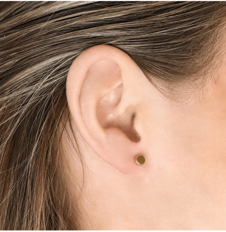 Titanium oorbellen Boccia rond goudkleurig - 5 mm. - Staartjes en Strikjes