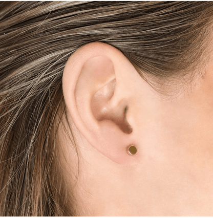 Titanium oorbellen Boccia rond goudkleurig - 5 mm. - Staartjes en Strikjes
