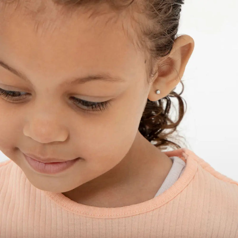 Zilveren kinderoorbellen bolletje 4 mm. | schroefsluiting - Staartjes en Strikjes