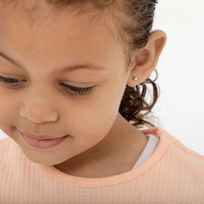 Zilveren kinderoorbellen bolletje 4 mm. | schroefsluiting - Staartjes en Strikjes