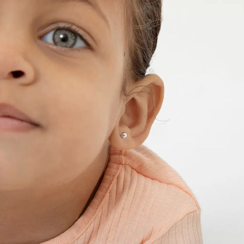 Zilveren kinderoorbellen bolletje 4 mm. | schroefsluiting - Staartjes en Strikjes