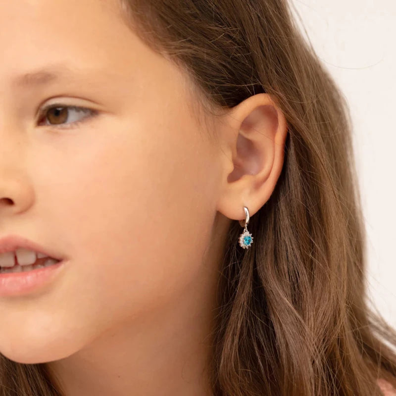 Zilveren kinderoorbellen creolen/oorringen blauw bloemetje zirconia - Staartjes en Strikjes