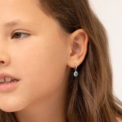 Zilveren kinderoorbellen creolen/oorringen blauw bloemetje zirconia - Staartjes en Strikjes