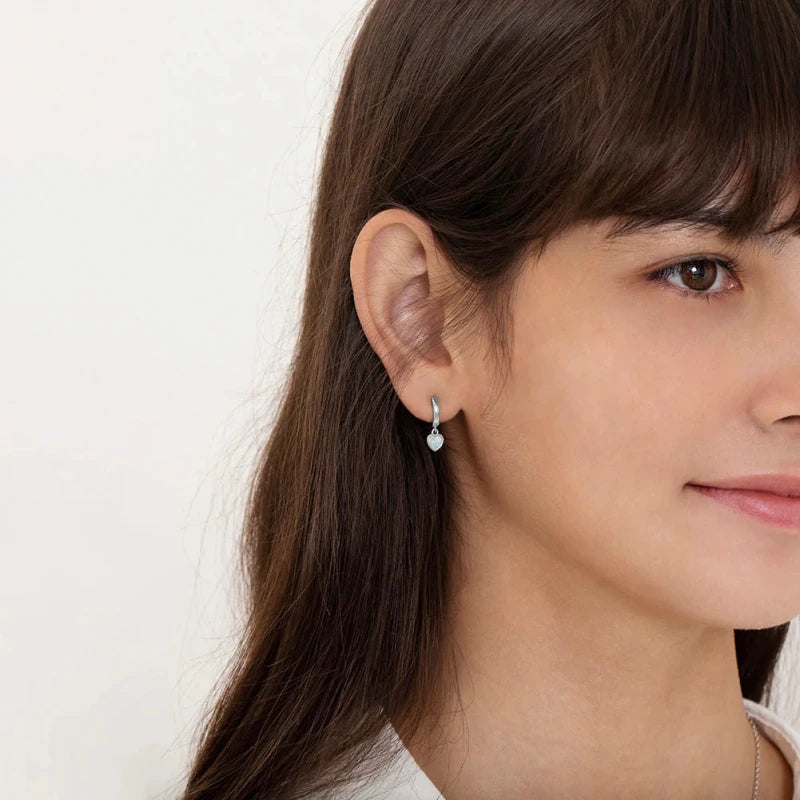 Zilveren kinderoorbellen creolen/oorringen hartjes opaal look - Staartjes en Strikjes