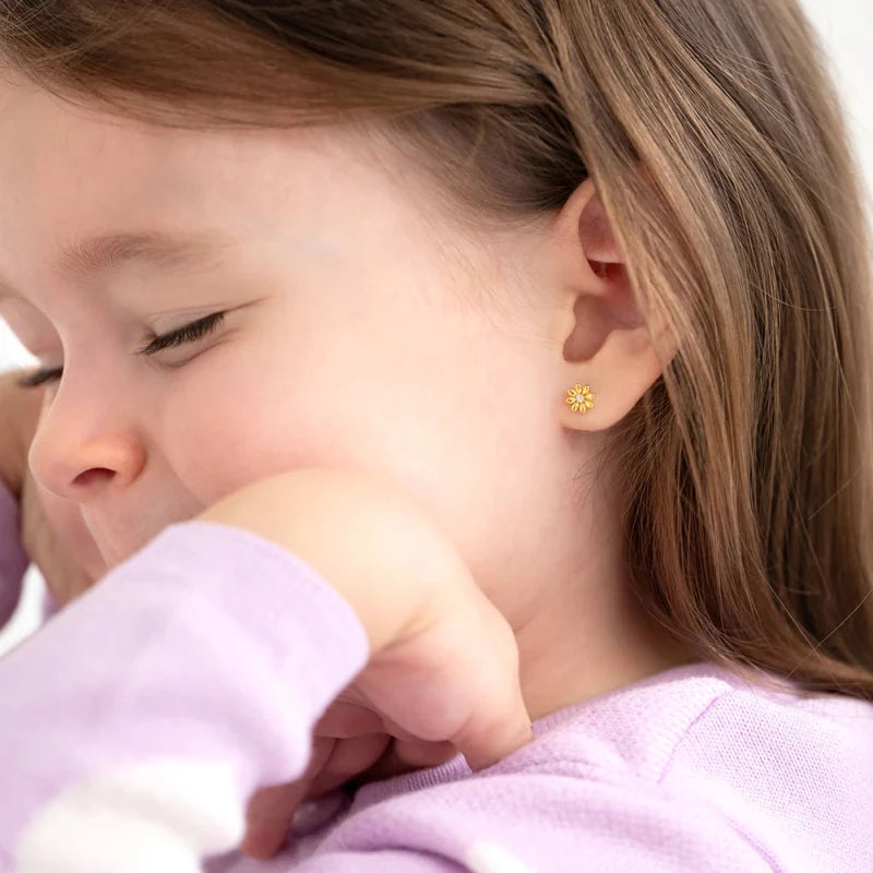 Zilveren kinderoorbellen goldplated bloemetjes zirconia | schroefsluiting - Staartjes en Strikjes