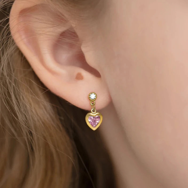 Zilveren kinderoorbellen goldplated hangend hartje roze zirconia | schroefsluiting - Staartjes en Strikjes