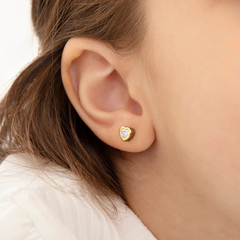 Zilveren kinderoorbellen goldplated hartje zirconia | schroefsluiting - Staartjes en Strikjes