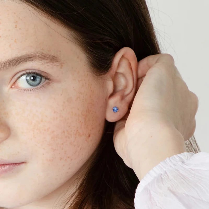 Zilveren kinderoorbellen goldplated knopje saffier blauw zirconia | schroefsluiting - Staartjes en Strikjes