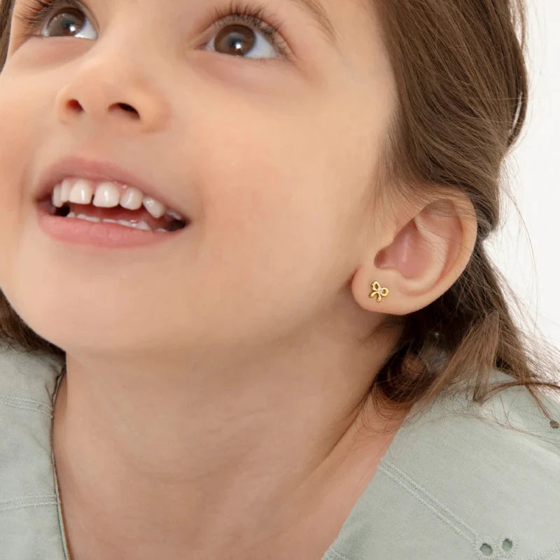 Zilveren kinderoorbellen goldplated strikjes met zirconia | schroefsluiting - Staartjes en Strikjes