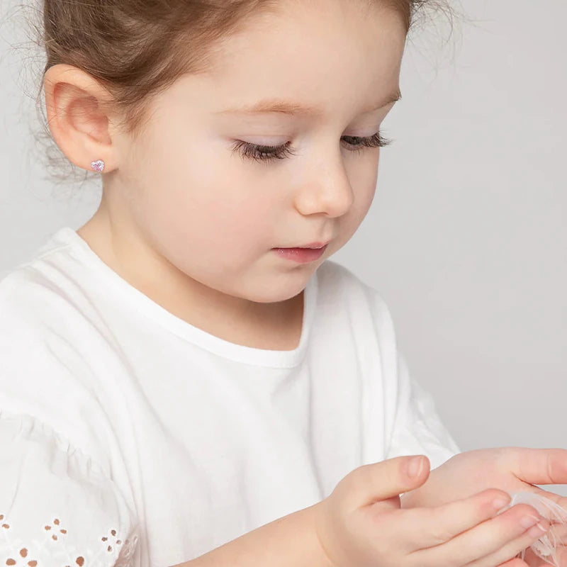 Zilveren kinderoorbellen hartje lichtroze zirconia | schroefsluiting - Staartjes en Strikjes