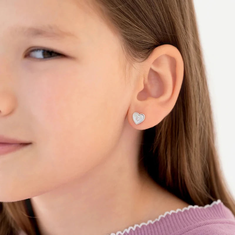 Zilveren kinderoorbellen hartje parelmoer look zirconia | schroefsluiting - Staartjes en Strikjes