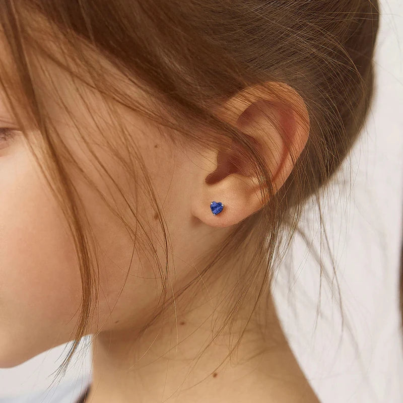 Zilveren kinderoorbellen hartjes saffier blauw | schroefsluiting - Staartjes en Strikjes