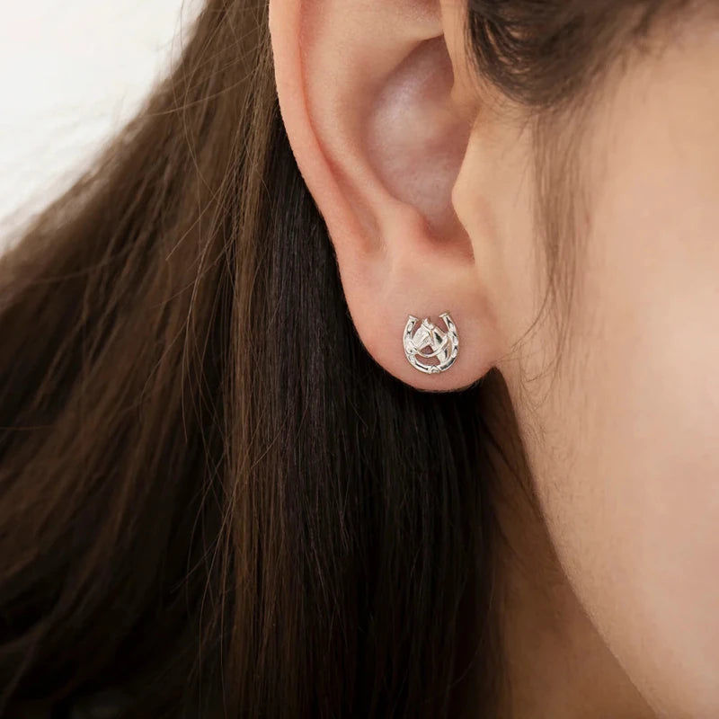 Zilveren kinderoorbellen hoefijzer met paard | schroefsluiting - Staartjes en Strikjes