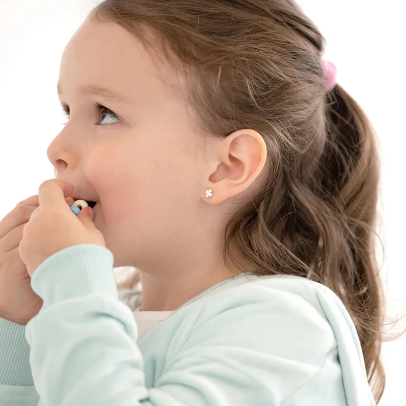 Zilveren kinderoorbellen klavertje 4 | schroefsluiting - Staartjes en Strikjes