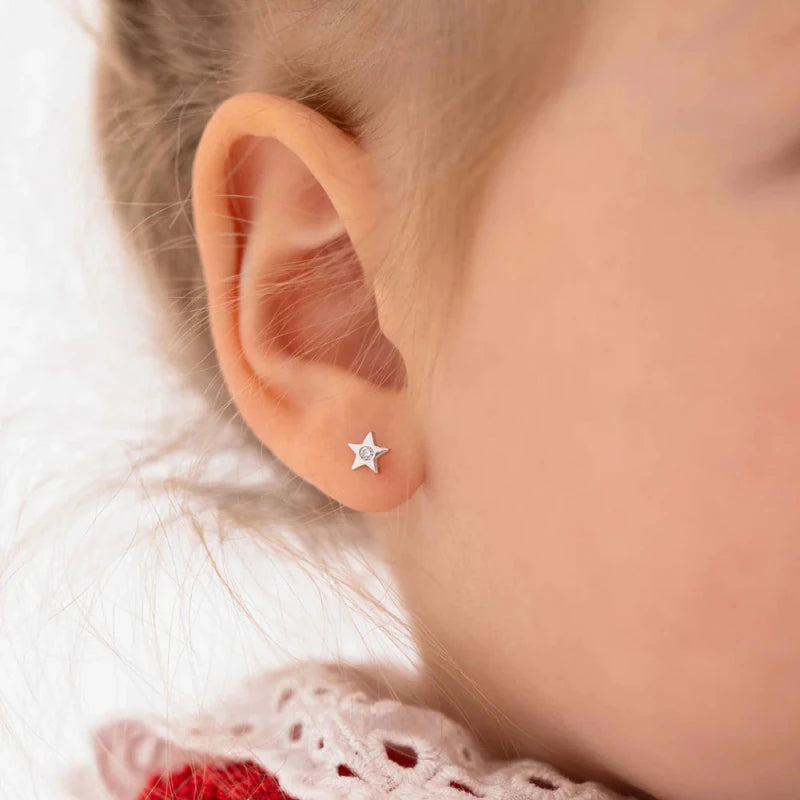 Zilveren kinderoorbellen klein sterretje zirconia | schroefsluiting - Staartjes en Strikjes