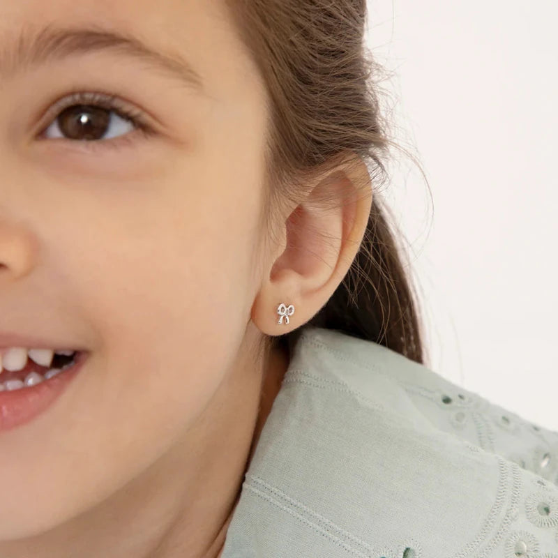 Zilveren kinderoorbellen klein strikje met zirconia | schroefsluiting - Staartjes en Strikjes