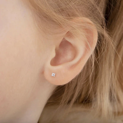 Zilveren kinderoorbellen knopje 2 mm. met zirconia | schroefsluiting - Staartjes en Strikjes