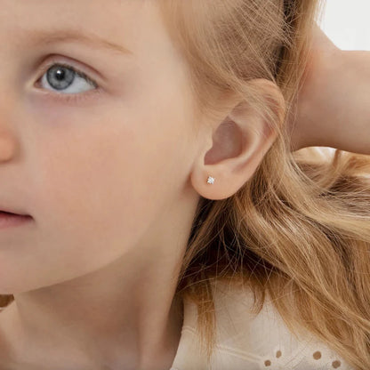 Zilveren kinderoorbellen knopje 2 mm. met zirconia | schroefsluiting - Staartjes en Strikjes