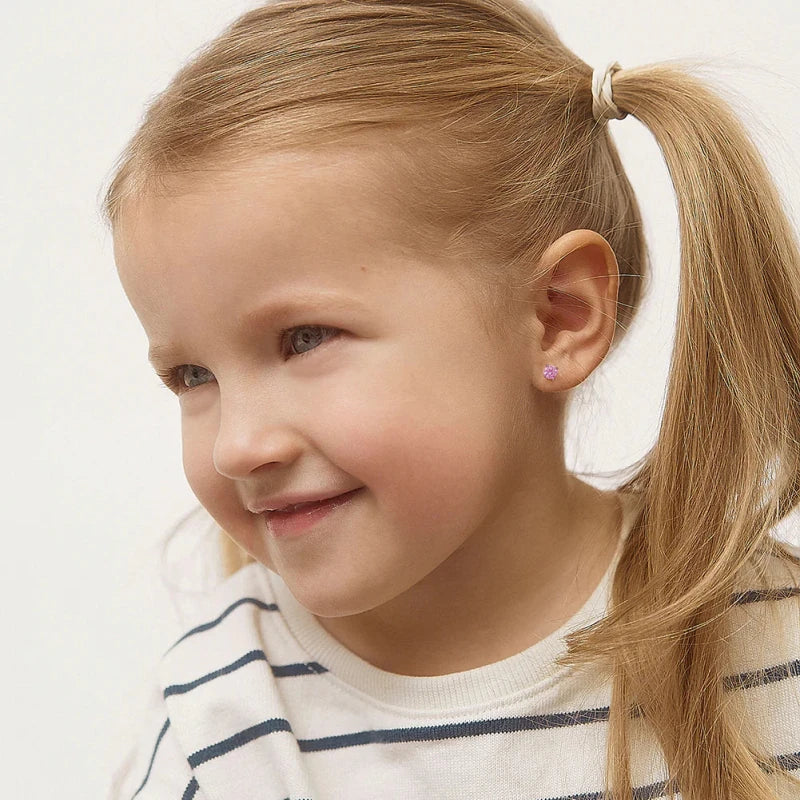 Zilveren kinderoorbellen knopje 4 mm. lichtroze zirconia | schroefsluiting - Staartjes en Strikjes