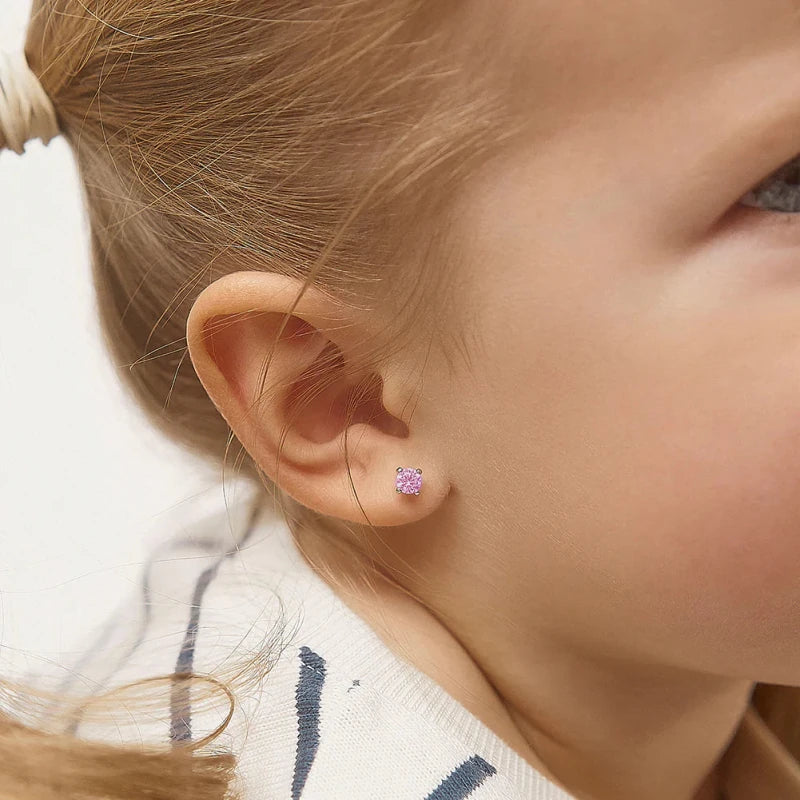 Zilveren kinderoorbellen knopje 4 mm. lichtroze zirconia | schroefsluiting - Staartjes en Strikjes