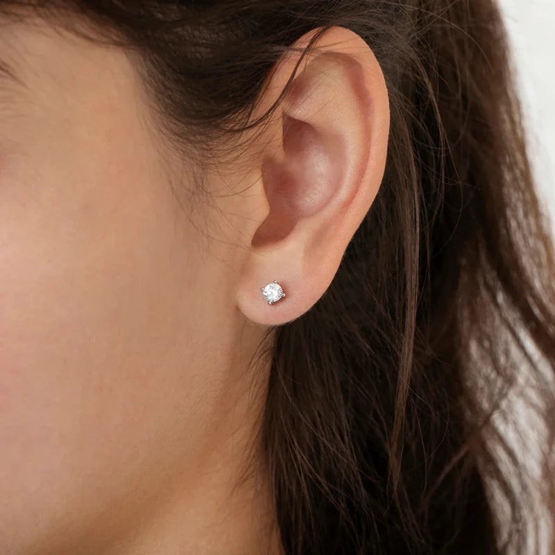 Zilveren kinderoorbellen knopje 4 mm. met zirconia | schroefsluiting - Staartjes en Strikjes