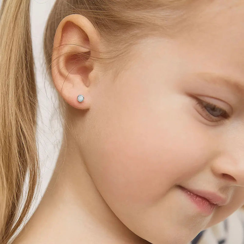 Zilveren kinderoorbellen knopje 4 mm. zilver opaalkleurig steentje | schroefsluiting - Staartjes en Strikjes