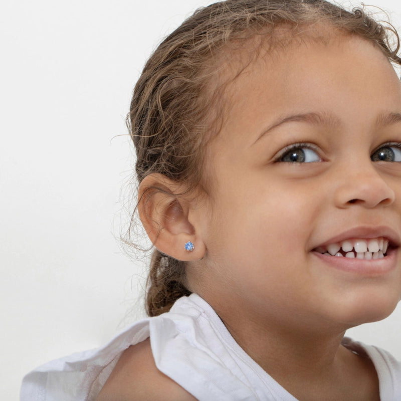 Zilveren kinderoorbellen knopje 4 mm. zirconia blauw | schroefsluiting - Staartjes en Strikjes