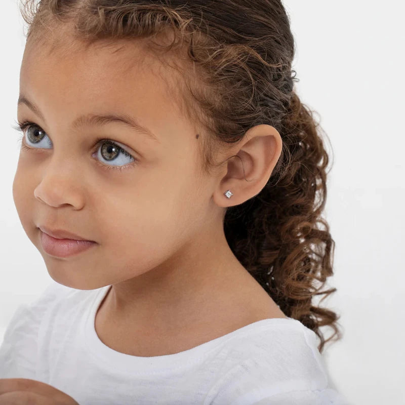 Zilveren kinderoorbellen knopje 4 mm. zirconia | schroefsluiting - Staartjes en Strikjes