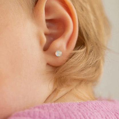 Zilveren kinderoorbellen knopje opaal look 4 mm | schroefsluiting - Staartjes en Strikjes