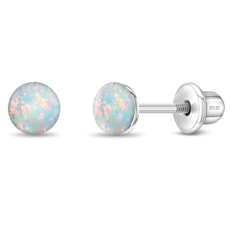 Zilveren kinderoorbellen knopje opaal look 4 mm | schroefsluiting - Staartjes en Strikjes