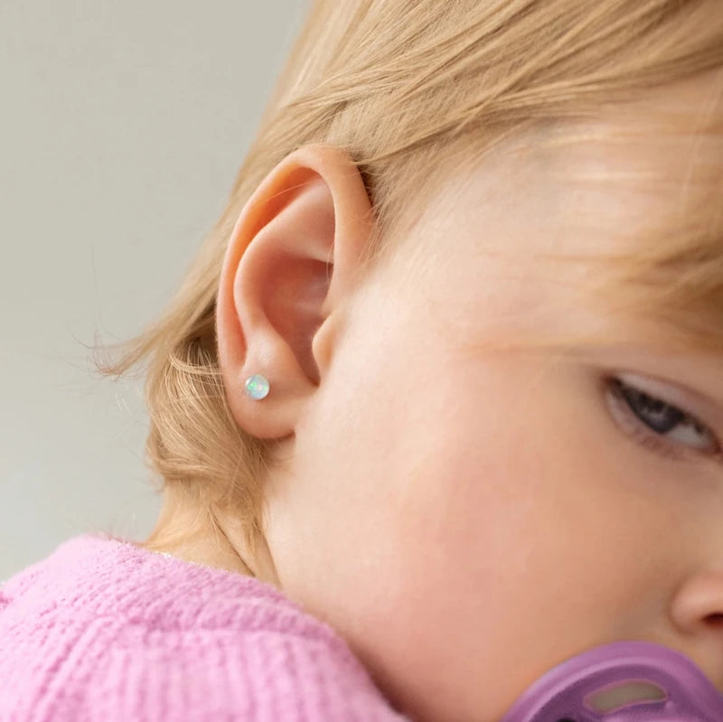 Zilveren kinderoorbellen knopje opaal look 4 mm | schroefsluiting - Staartjes en Strikjes