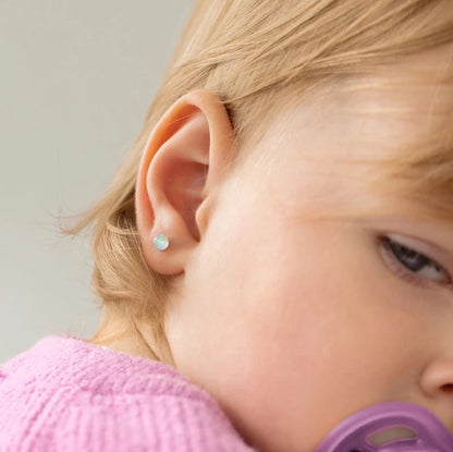 Zilveren kinderoorbellen knopje opaal look 4 mm | schroefsluiting - Staartjes en Strikjes
