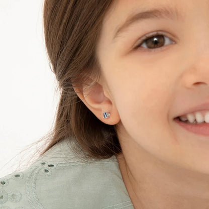 Zilveren kinderoorbellen knopje zirconia 4 mm blauw | schroefsluiting - Staartjes en Strikjes