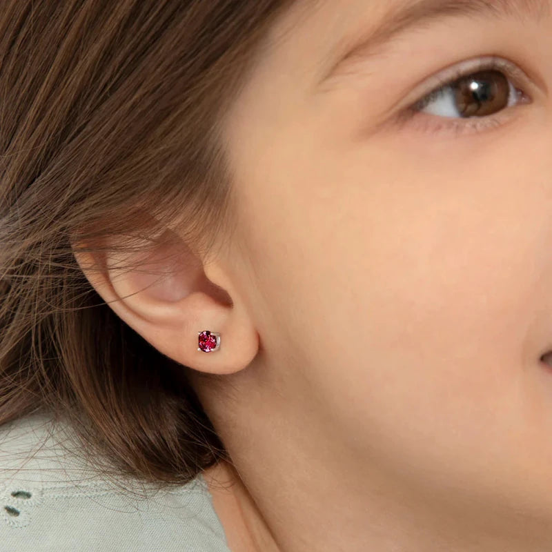 Zilveren kinderoorbellen knopje zirconia 4 mm hard roze | schroefsluiting - Staartjes en Strikjes