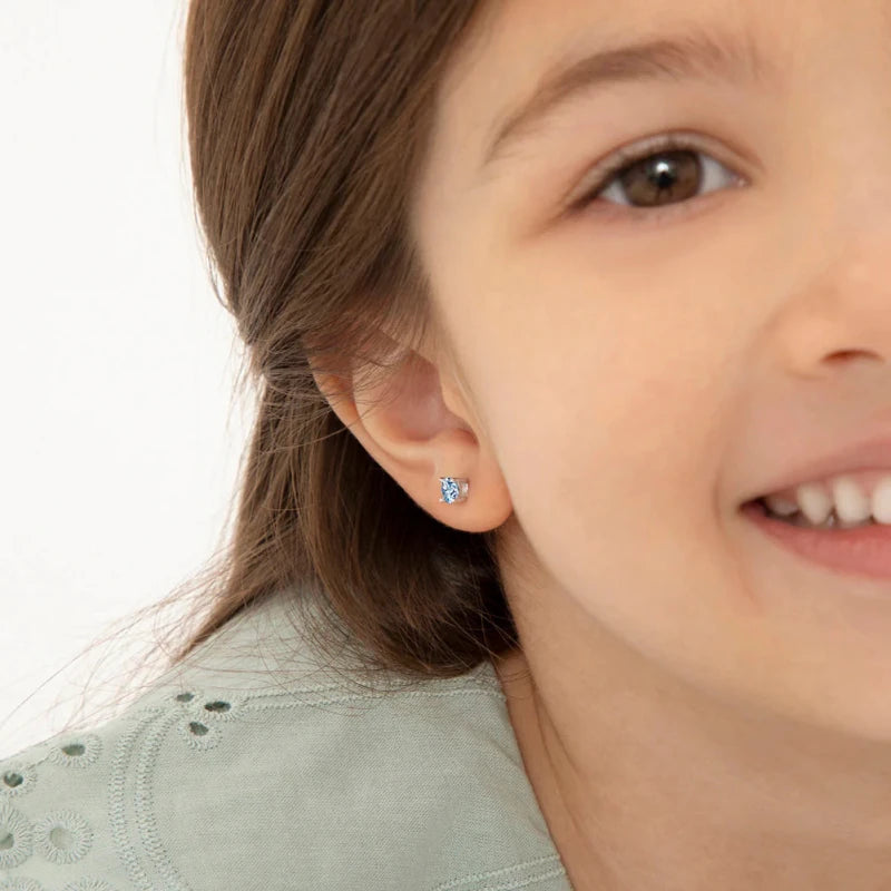 Zilveren kinderoorbellen knopje zirconia 4 mm zacht blauw | schroefsluiting - Staartjes en Strikjes