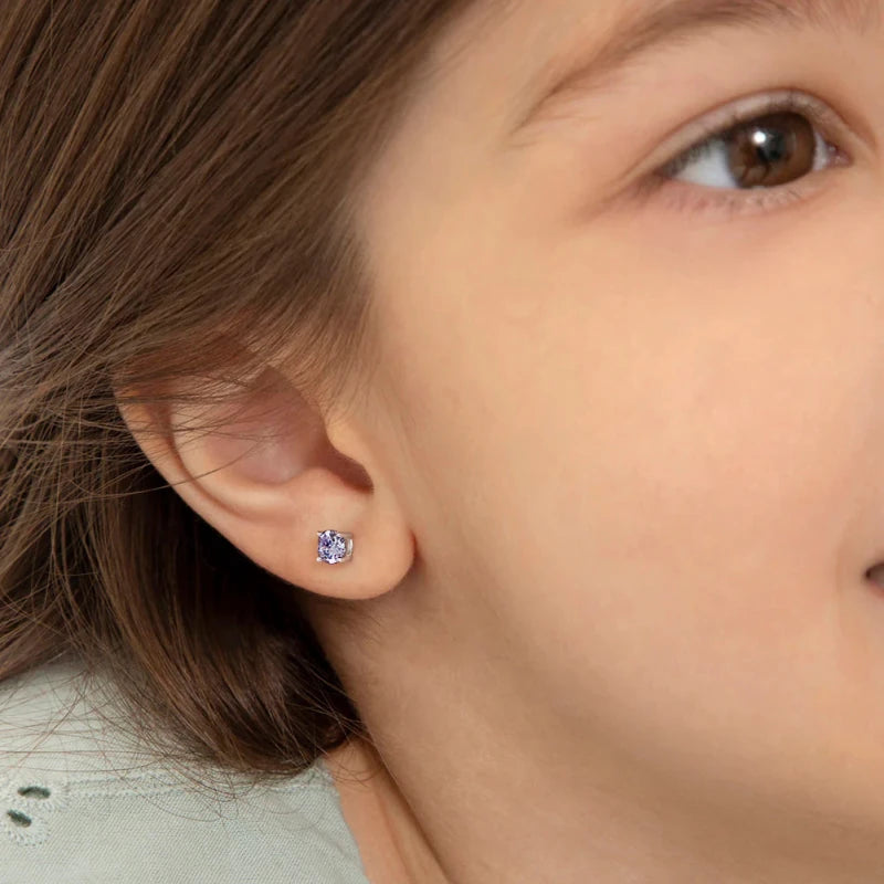 Zilveren kinderoorbellen knopje zirconia 4 mm zachtpaars | schroefsluiting - Staartjes en Strikjes