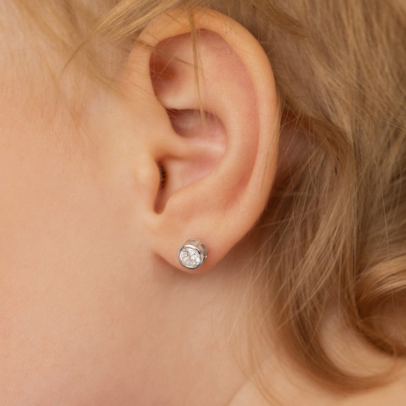 Zilveren kinderoorbellen knopje zirconia 5 mm | schroefsluiting - Staartjes en Strikjes