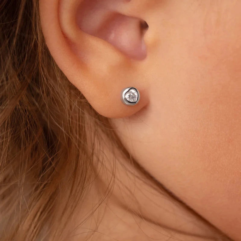 Zilveren kinderoorbellen rondje met hartje zirconia | schroefsluiting - Staartjes en Strikjes