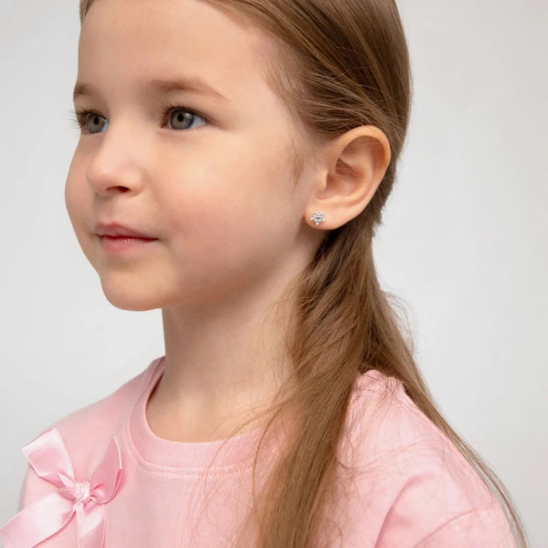 Zilveren kinderoorbellen sneeuwvlokje kleine zirconia | schroefsluiting - Staartjes en Strikjes