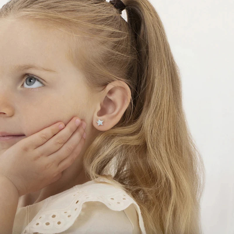 Zilveren kinderoorbellen sterretje opaal look | schroefsluiting - Staartjes en Strikjes